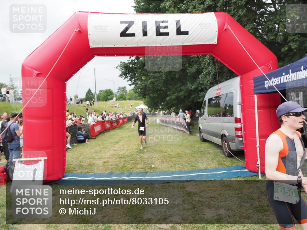 21.06.2025 - 27. Vierlanden-Triathlon MichiJ http://msf.ph/oto/8033105 15.06.2026 12:54:06 Ziel 21, 60, 650, 682 meine-sportfotos.de