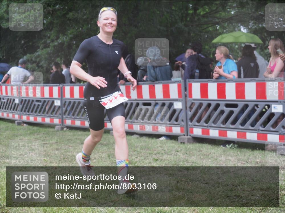 21.06.2025 - 27. Vierlanden-Triathlon KatJ http://msf.ph/oto/8033106 15.06.2025 13:44:30 Ziel 45, 222 meine-sportfotos.de