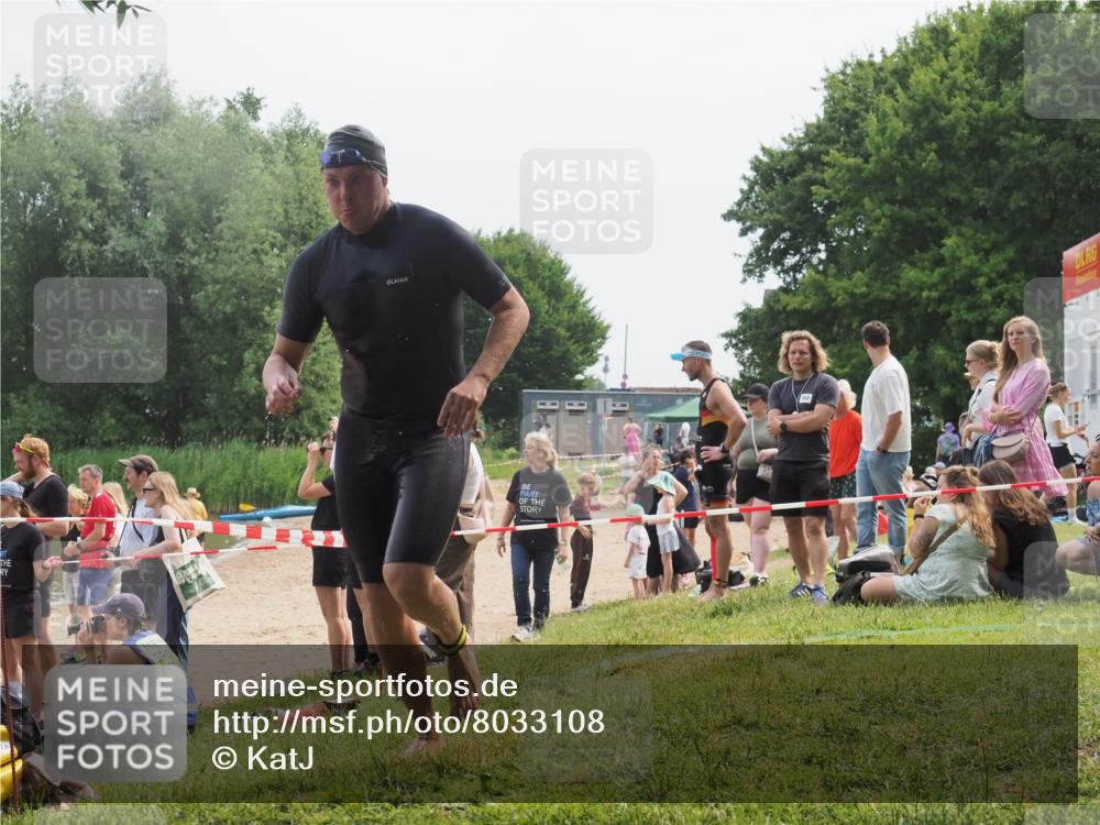 15.06.2025 - 27. Vierlanden-Triathlon KatJ http://msf.ph/oto/8033108 15.06.2025 11:14:35 Schwimmen 833, 958 meine-sportfotos.de