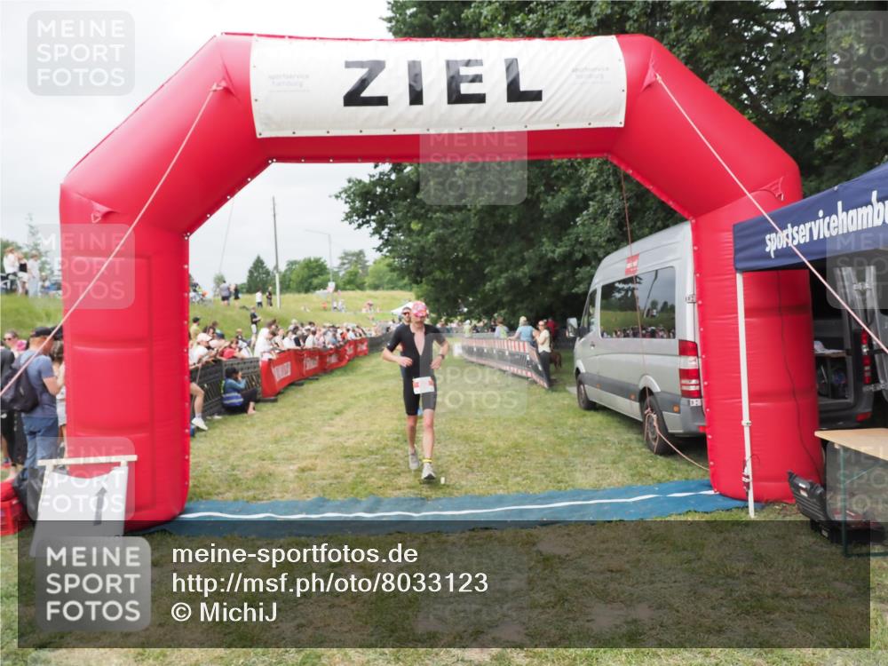 21.06.2025 - 27. Vierlanden-Triathlon MichiJ http://msf.ph/oto/8033123 15.06.2026 12:54:07 Ziel 21, 60, 650, 682 meine-sportfotos.de
