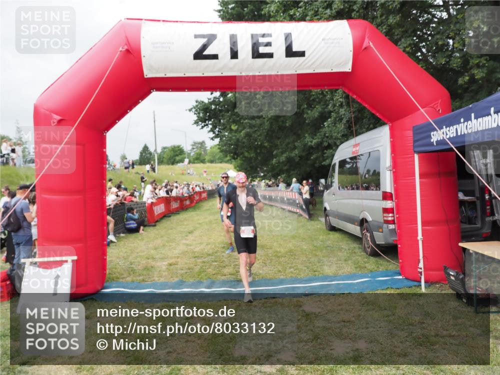 21.06.2025 - 27. Vierlanden-Triathlon MichiJ http://msf.ph/oto/8033132 15.06.2026 12:54:08 Ziel 21, 60, 650, 682 meine-sportfotos.de