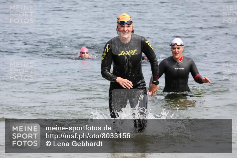 15.06.2025 - 27. Vierlanden-Triathlon Lena Gebhardt http://msf.ph/oto/8033156 15.06.2025 11:16:58 Schwimmen 825, 888, 945, 978 meine-sportfotos.de