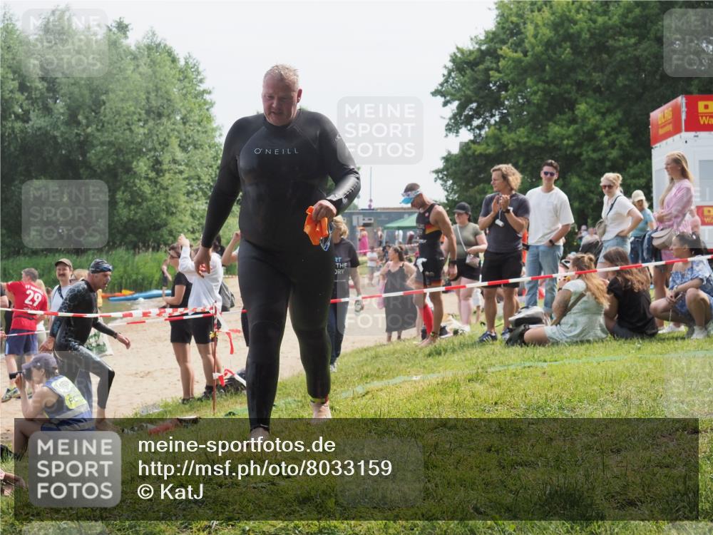 15.06.2025 - 27. Vierlanden-Triathlon KatJ http://msf.ph/oto/8033159 15.06.2025 11:14:59 Schwimmen 798, 812 meine-sportfotos.de