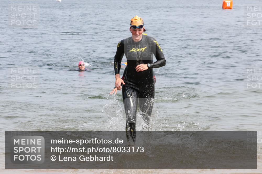 15.06.2025 - 27. Vierlanden-Triathlon Lena Gebhardt http://msf.ph/oto/8033173 15.06.2025 11:16:59 Schwimmen 825, 888, 945, 978 meine-sportfotos.de