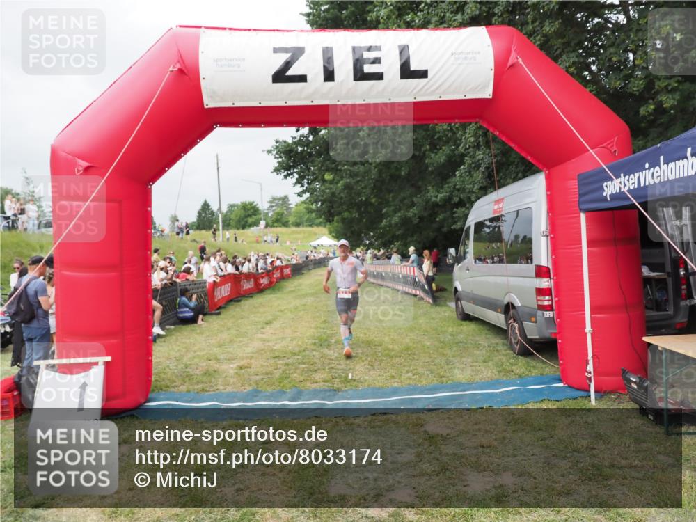 21.06.2025 - 27. Vierlanden-Triathlon MichiJ http://msf.ph/oto/8033174 15.06.2026 12:54:15 Ziel 21, 60, 171 meine-sportfotos.de