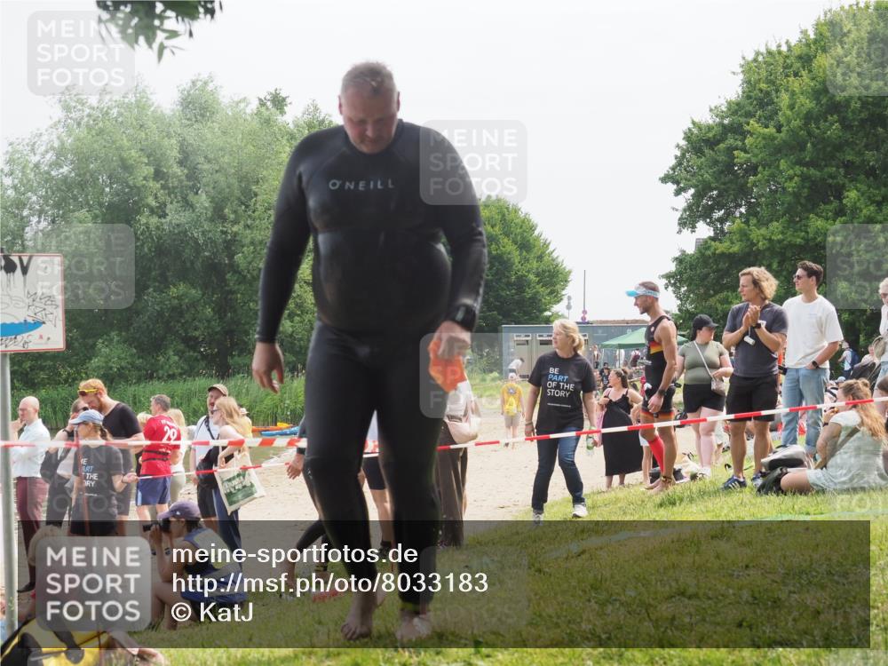 15.06.2025 - 27. Vierlanden-Triathlon KatJ http://msf.ph/oto/8033183 15.06.2025 11:14:59 Schwimmen 798, 812 meine-sportfotos.de