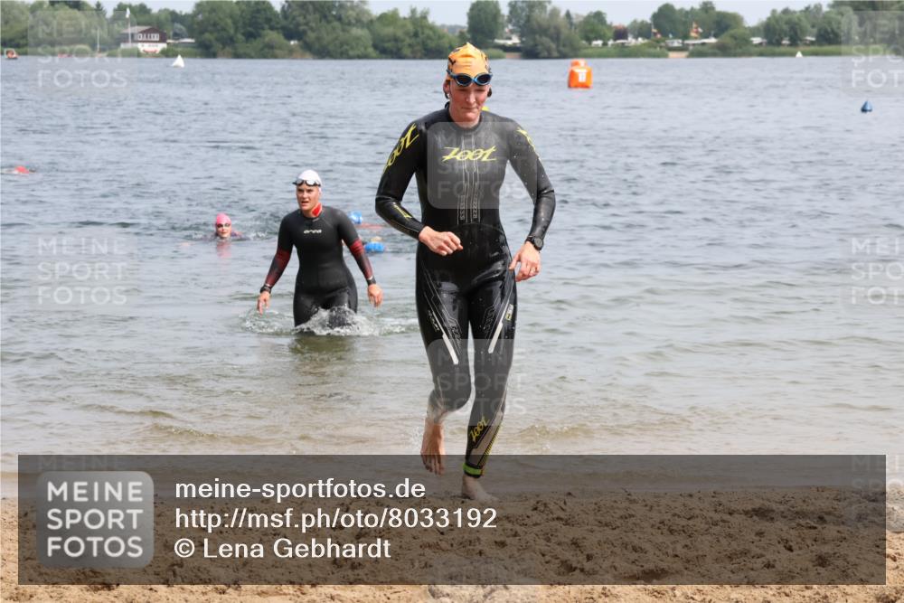 15.06.2025 - 27. Vierlanden-Triathlon Lena Gebhardt http://msf.ph/oto/8033192 15.06.2025 11:17:00 Schwimmen 825, 945, 978 meine-sportfotos.de