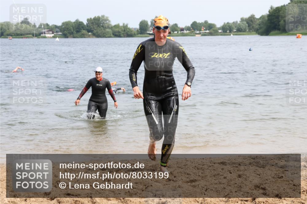 15.06.2025 - 27. Vierlanden-Triathlon Lena Gebhardt http://msf.ph/oto/8033199 15.06.2025 11:17:01 Schwimmen 825, 945, 978, 979 meine-sportfotos.de