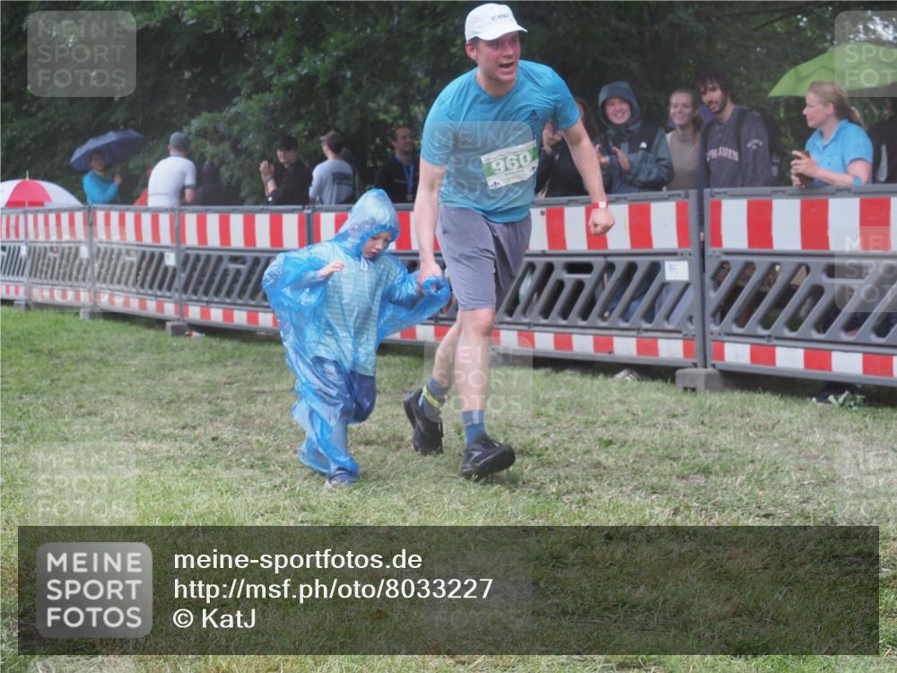 21.06.2025 - 27. Vierlanden-Triathlon KatJ http://msf.ph/oto/8033227 15.06.2025 13:44:40 Ziel 960, 1141 meine-sportfotos.de