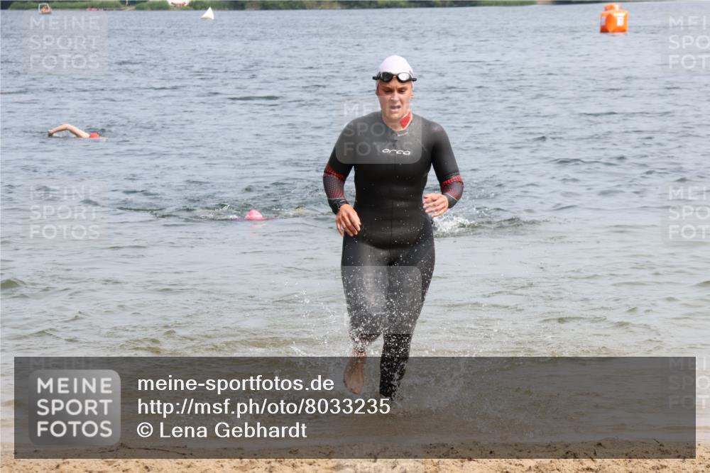 15.06.2025 - 27. Vierlanden-Triathlon Lena Gebhardt http://msf.ph/oto/8033235 15.06.2025 11:17:04 Schwimmen 825, 944, 945, 978, 979 meine-sportfotos.de