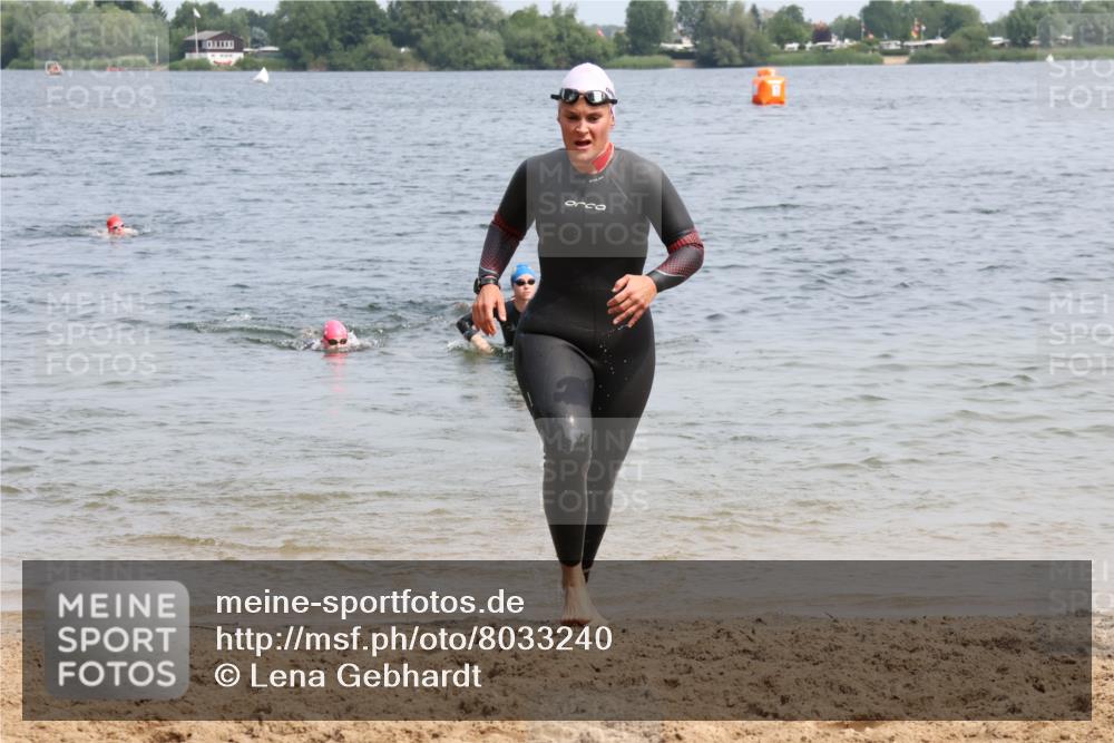 15.06.2025 - 27. Vierlanden-Triathlon Lena Gebhardt http://msf.ph/oto/8033240 15.06.2025 11:17:05 Schwimmen 825, 944, 945, 978, 979 meine-sportfotos.de