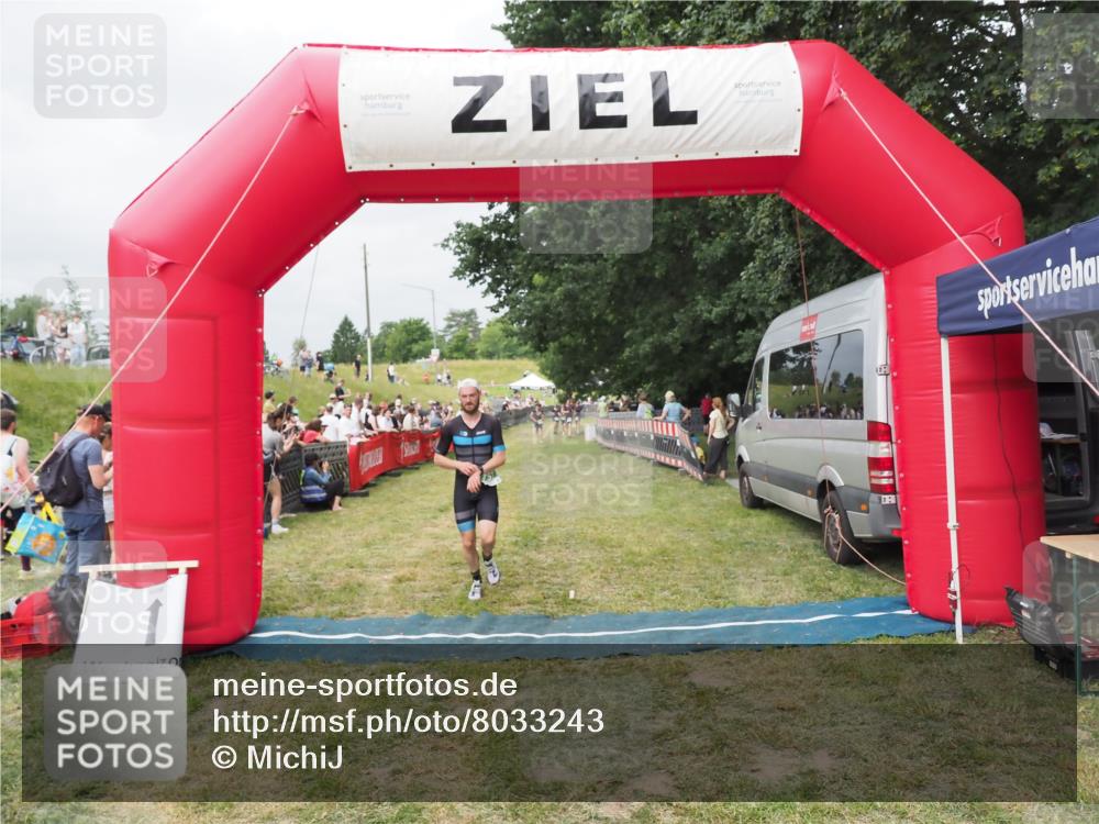 21.06.2025 - 27. Vierlanden-Triathlon MichiJ http://msf.ph/oto/8033243 15.06.2026 12:54:26 Ziel 757 meine-sportfotos.de