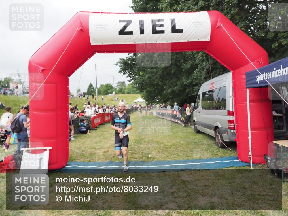 21.06.2025 - 27. Vierlanden-Triathlon MichiJ http://msf.ph/oto/8033249 15.06.2026 12:54:26 Ziel 757 meine-sportfotos.de