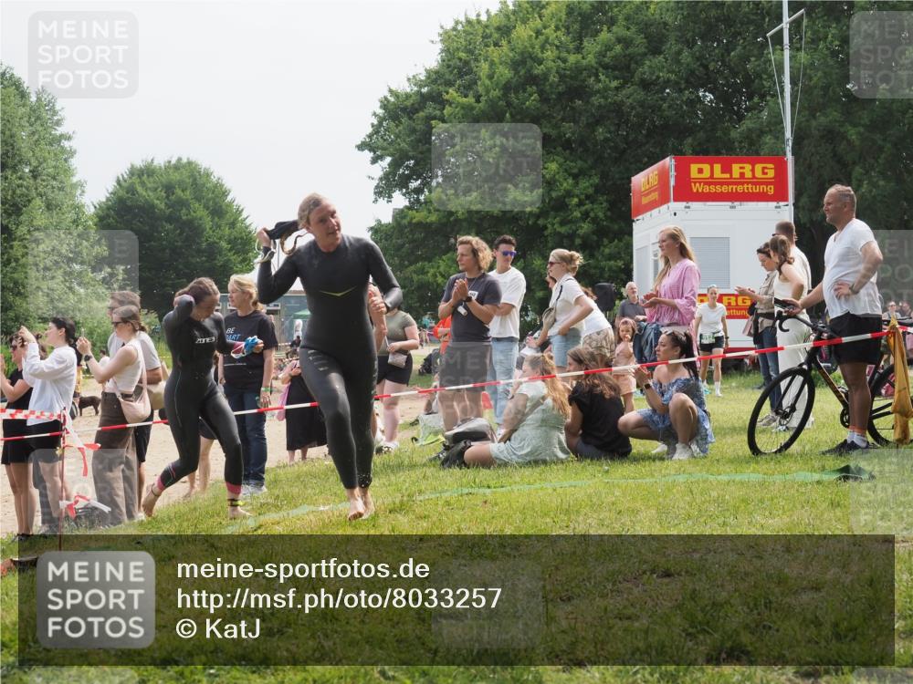 15.06.2025 - 27. Vierlanden-Triathlon KatJ http://msf.ph/oto/8033257 15.06.2025 11:15:44 Schwimmen 881, 927, 960 meine-sportfotos.de