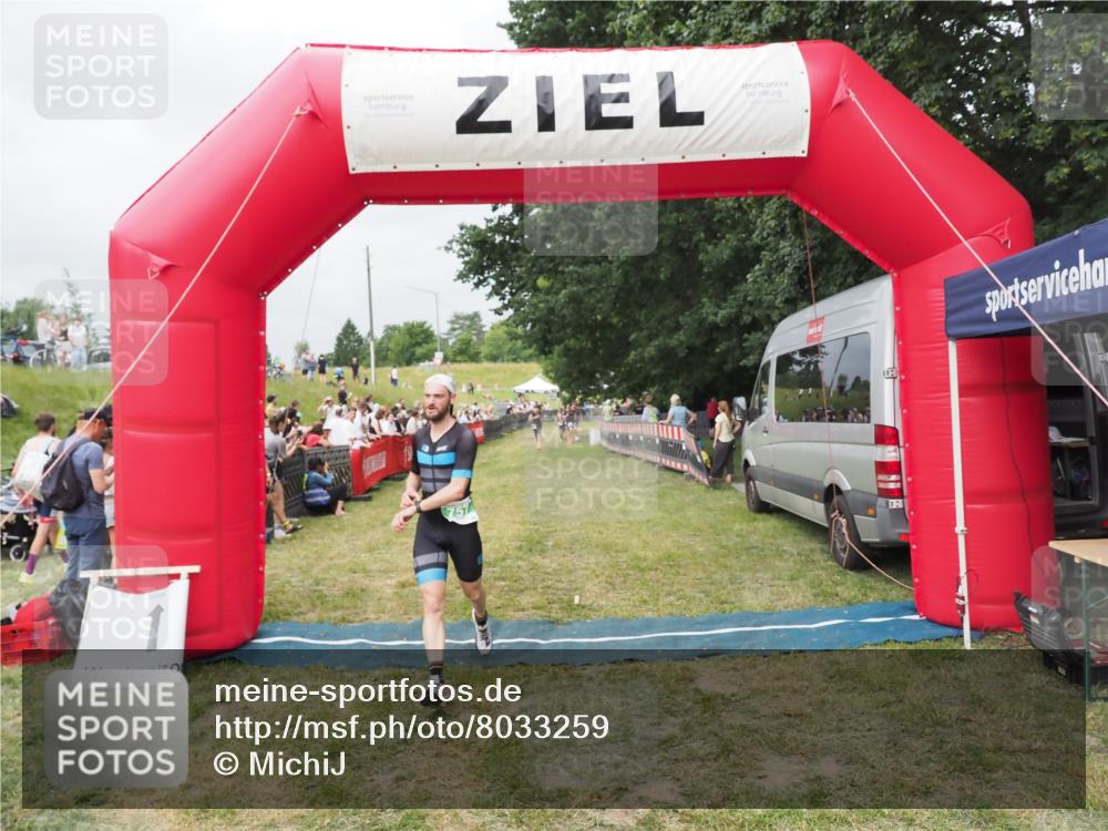 21.06.2025 - 27. Vierlanden-Triathlon MichiJ http://msf.ph/oto/8033259 15.06.2026 12:54:26 Ziel 757 meine-sportfotos.de
