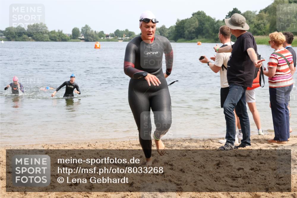 15.06.2025 - 27. Vierlanden-Triathlon Lena Gebhardt http://msf.ph/oto/8033268 15.06.2025 11:17:06 Schwimmen 944, 945, 978, 979 meine-sportfotos.de