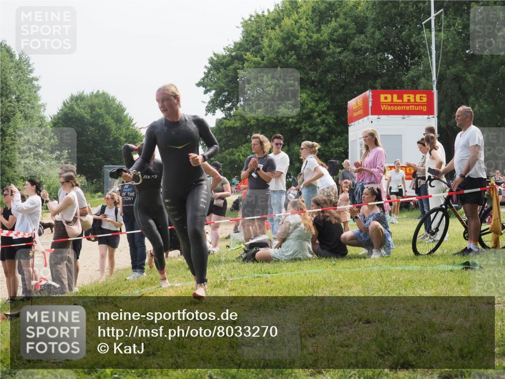 15.06.2025 - 27. Vierlanden-Triathlon KatJ http://msf.ph/oto/8033270 15.06.2025 11:15:44 Schwimmen 881, 927, 960 meine-sportfotos.de