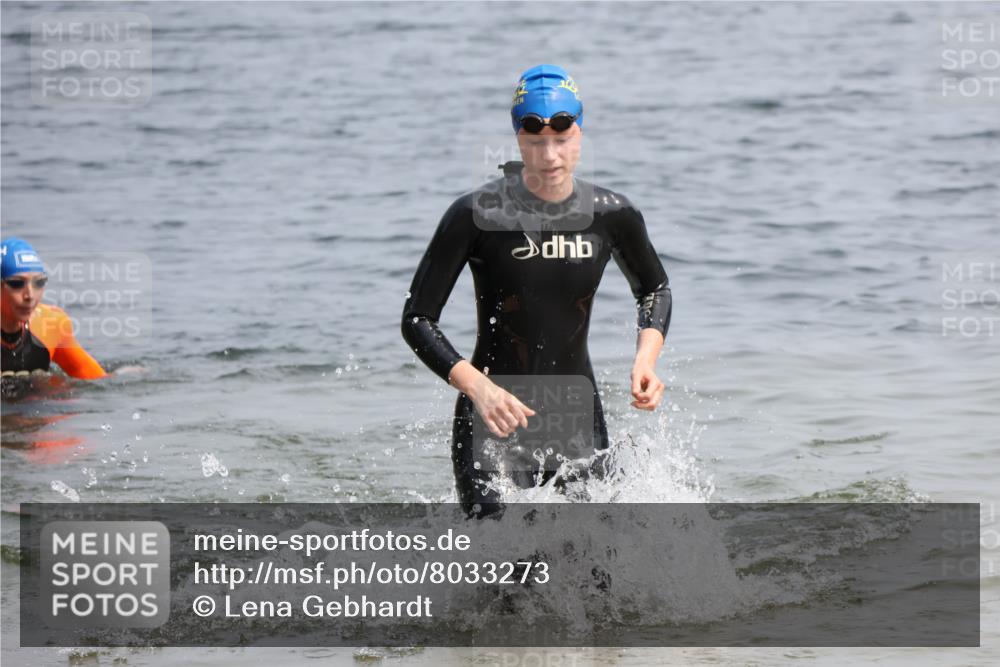 15.06.2025 - 27. Vierlanden-Triathlon Lena Gebhardt http://msf.ph/oto/8033273 15.06.2025 11:17:09 Schwimmen 944, 945, 978, 979 meine-sportfotos.de