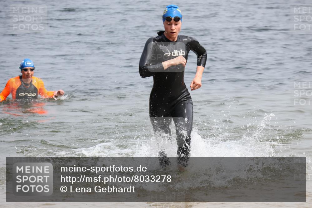 15.06.2025 - 27. Vierlanden-Triathlon Lena Gebhardt http://msf.ph/oto/8033278 15.06.2025 11:17:09 Schwimmen 944, 945, 978, 979 meine-sportfotos.de