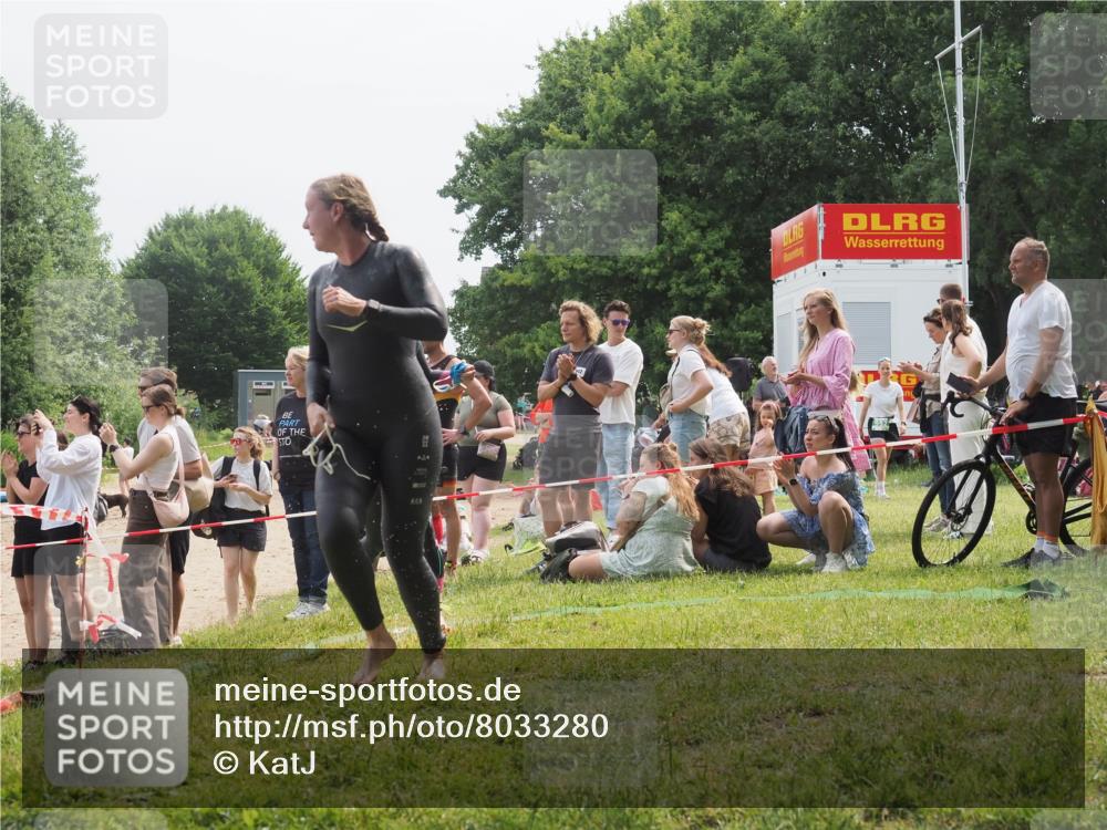 15.06.2025 - 27. Vierlanden-Triathlon KatJ http://msf.ph/oto/8033280 15.06.2025 11:15:44 Schwimmen 881, 927, 960 meine-sportfotos.de
