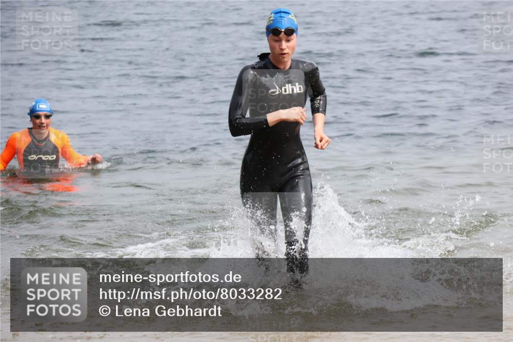 15.06.2025 - 27. Vierlanden-Triathlon Lena Gebhardt http://msf.ph/oto/8033282 15.06.2025 11:17:09 Schwimmen 944, 945, 978, 979 meine-sportfotos.de