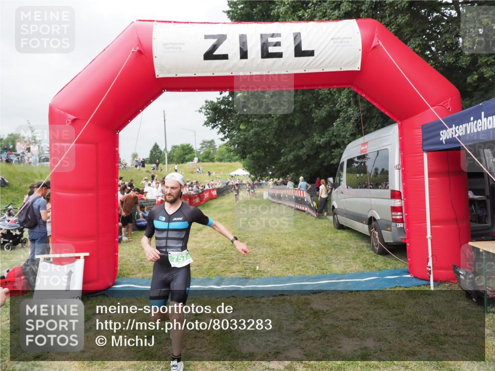 21.06.2025 - 27. Vierlanden-Triathlon MichiJ http://msf.ph/oto/8033283 15.06.2026 12:54:27 Ziel 757, 1000 meine-sportfotos.de