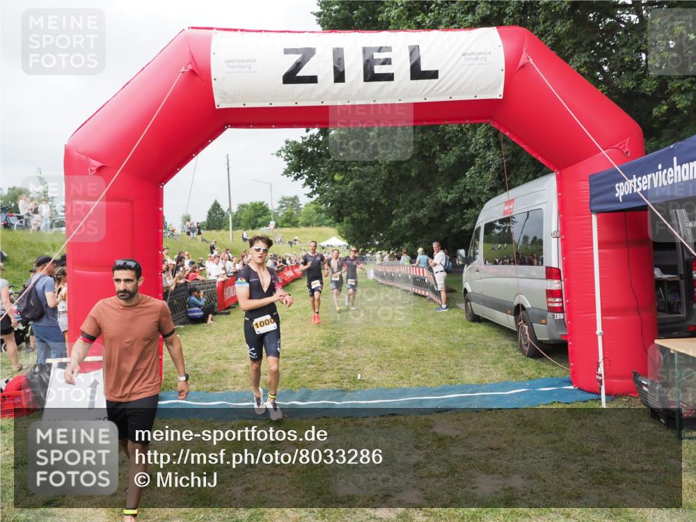 21.06.2025 - 27. Vierlanden-Triathlon MichiJ http://msf.ph/oto/8033286 15.06.2026 12:54:32 Ziel 757, 999, 1000, 1001, 1003 meine-sportfotos.de