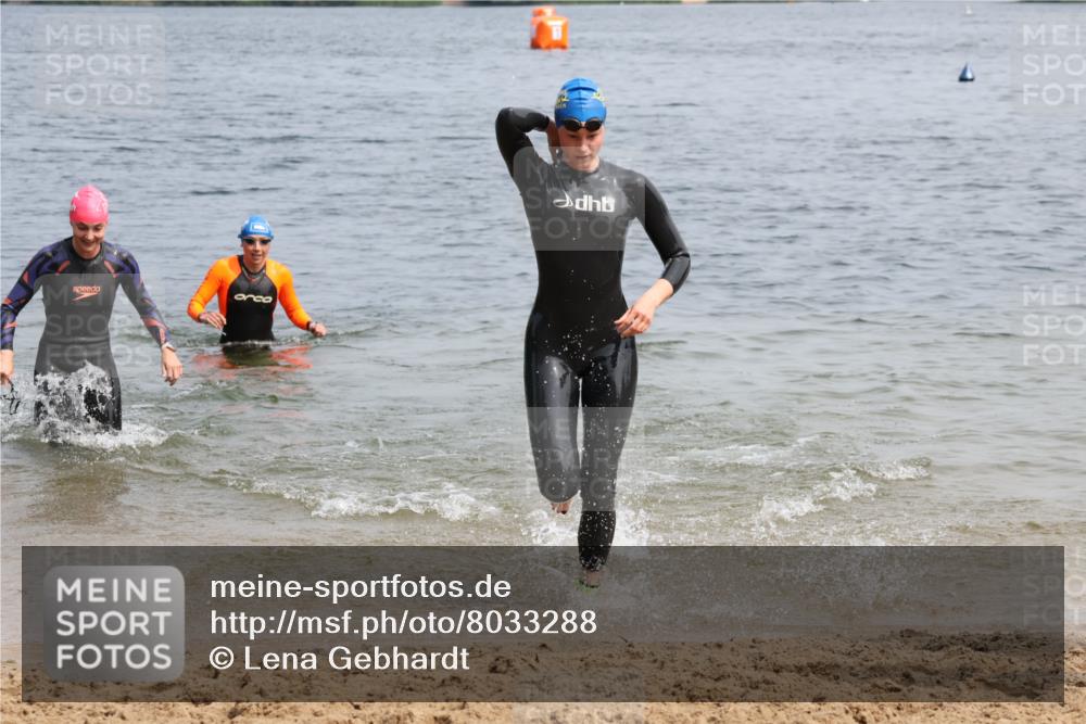 15.06.2025 - 27. Vierlanden-Triathlon Lena Gebhardt http://msf.ph/oto/8033288 15.06.2025 11:17:10 Schwimmen 944, 945, 978, 979 meine-sportfotos.de