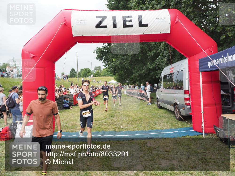 21.06.2025 - 27. Vierlanden-Triathlon MichiJ http://msf.ph/oto/8033291 15.06.2026 12:54:32 Ziel 757, 999, 1000, 1001, 1003 meine-sportfotos.de