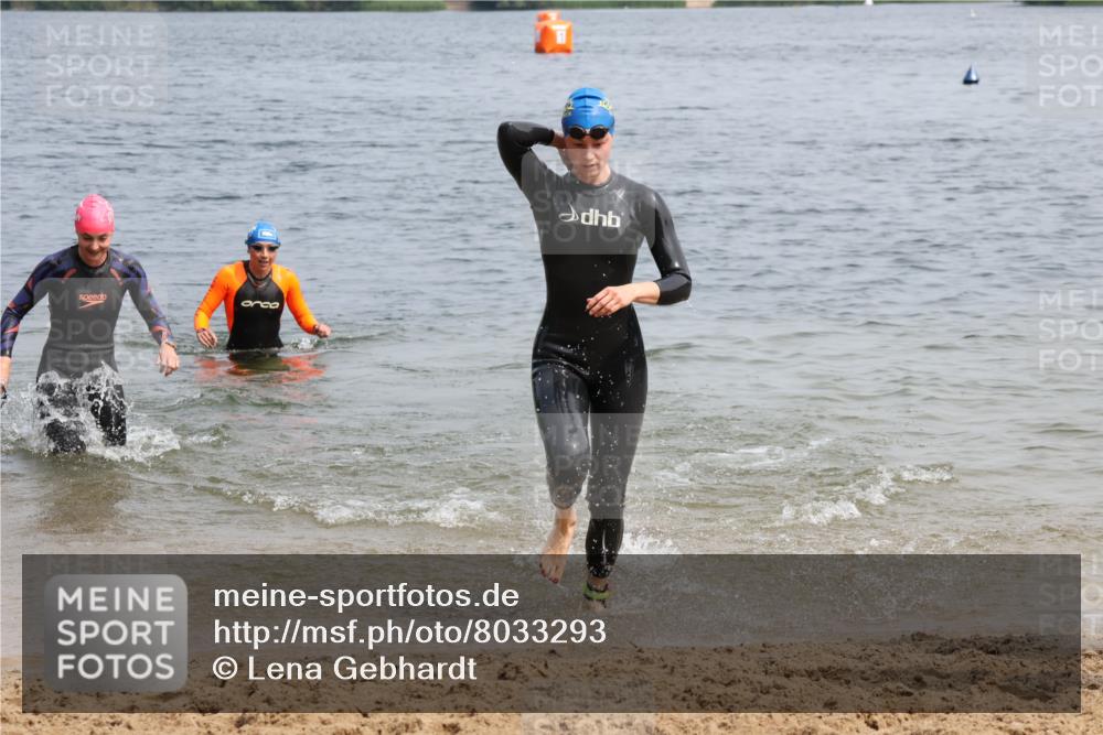 15.06.2025 - 27. Vierlanden-Triathlon Lena Gebhardt http://msf.ph/oto/8033293 15.06.2025 11:17:10 Schwimmen 944, 945, 978, 979 meine-sportfotos.de