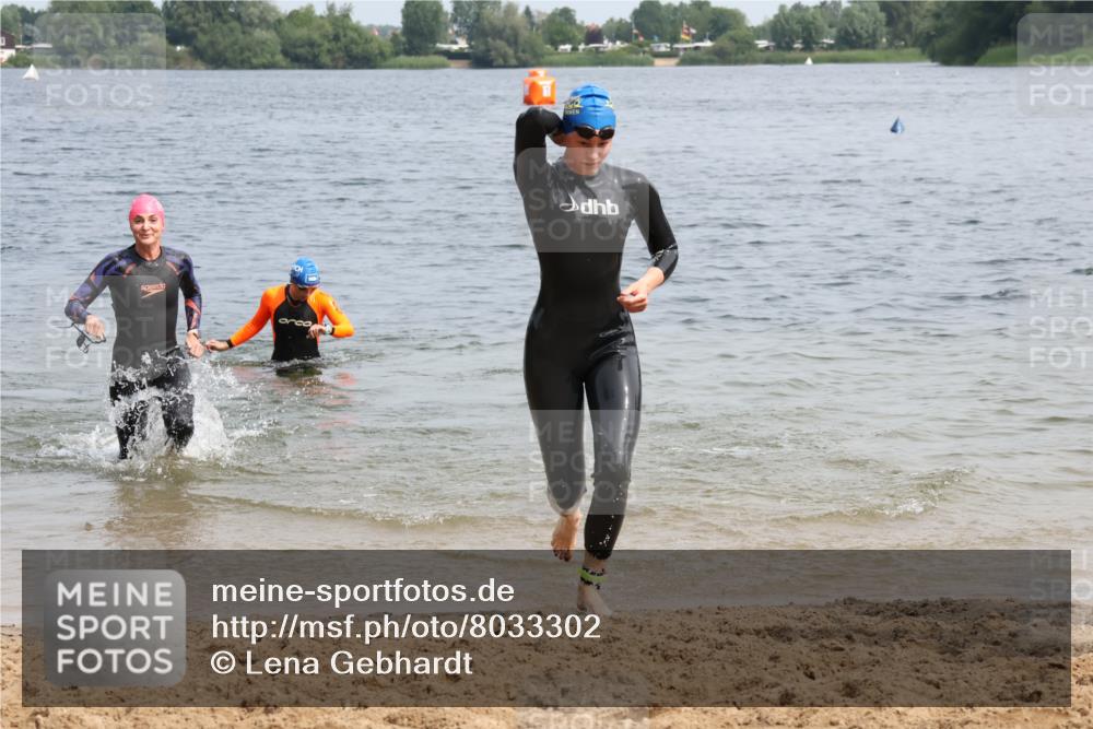 15.06.2025 - 27. Vierlanden-Triathlon Lena Gebhardt http://msf.ph/oto/8033302 15.06.2025 11:17:11 Schwimmen 911, 944, 945, 978, 979 meine-sportfotos.de
