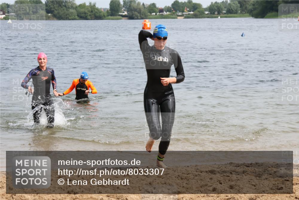 15.06.2025 - 27. Vierlanden-Triathlon Lena Gebhardt http://msf.ph/oto/8033307 15.06.2025 11:17:11 Schwimmen 911, 944, 945, 978, 979 meine-sportfotos.de