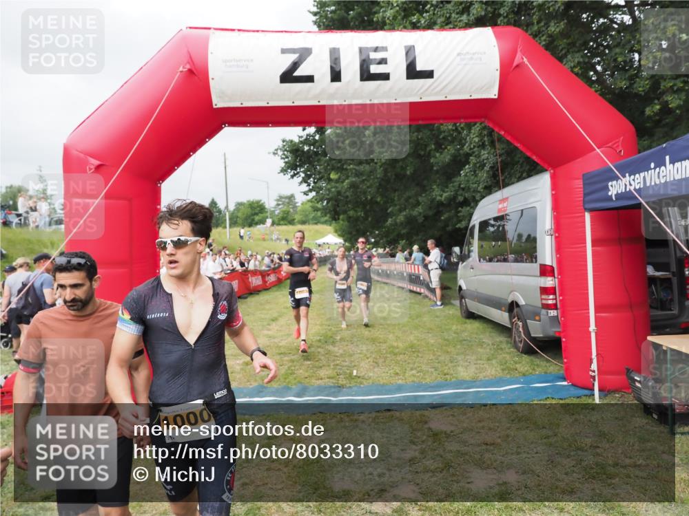 21.06.2025 - 27. Vierlanden-Triathlon MichiJ http://msf.ph/oto/8033310 15.06.2026 12:54:33 Ziel 757, 999, 1000, 1001, 1003 meine-sportfotos.de