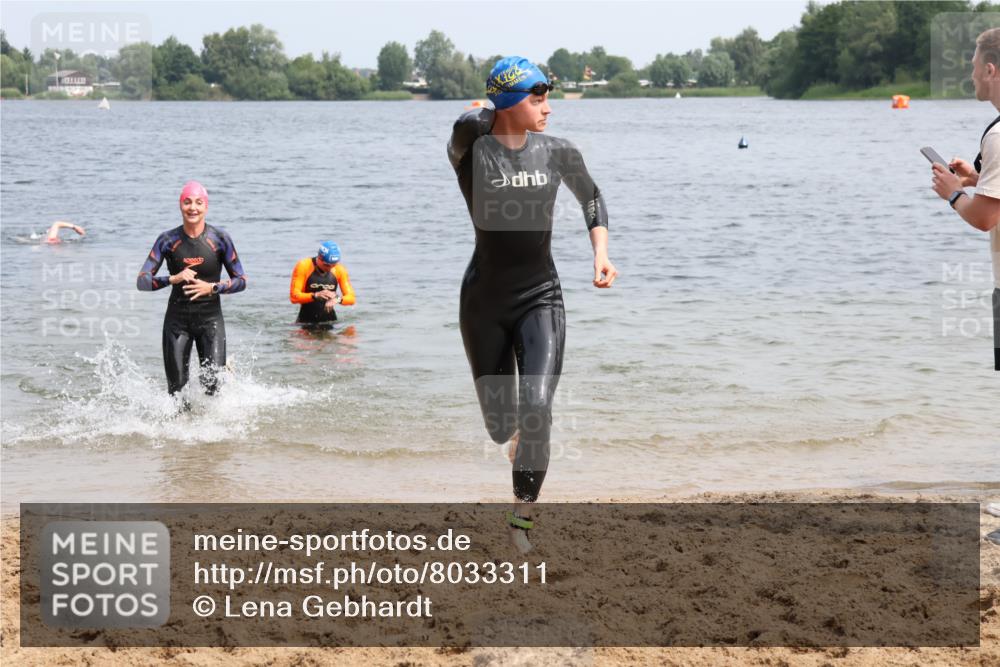 15.06.2025 - 27. Vierlanden-Triathlon Lena Gebhardt http://msf.ph/oto/8033311 15.06.2025 11:17:11 Schwimmen 911, 944, 945, 978, 979 meine-sportfotos.de