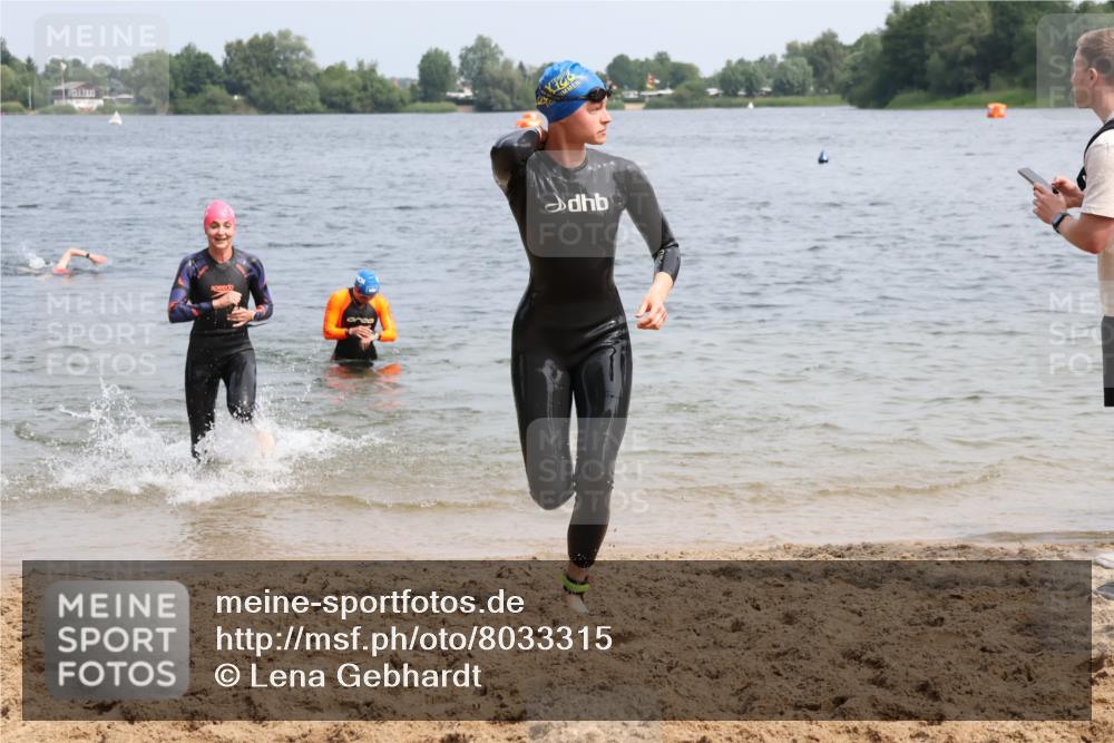 15.06.2025 - 27. Vierlanden-Triathlon Lena Gebhardt http://msf.ph/oto/8033315 15.06.2025 11:17:11 Schwimmen 911, 944, 945, 978, 979 meine-sportfotos.de