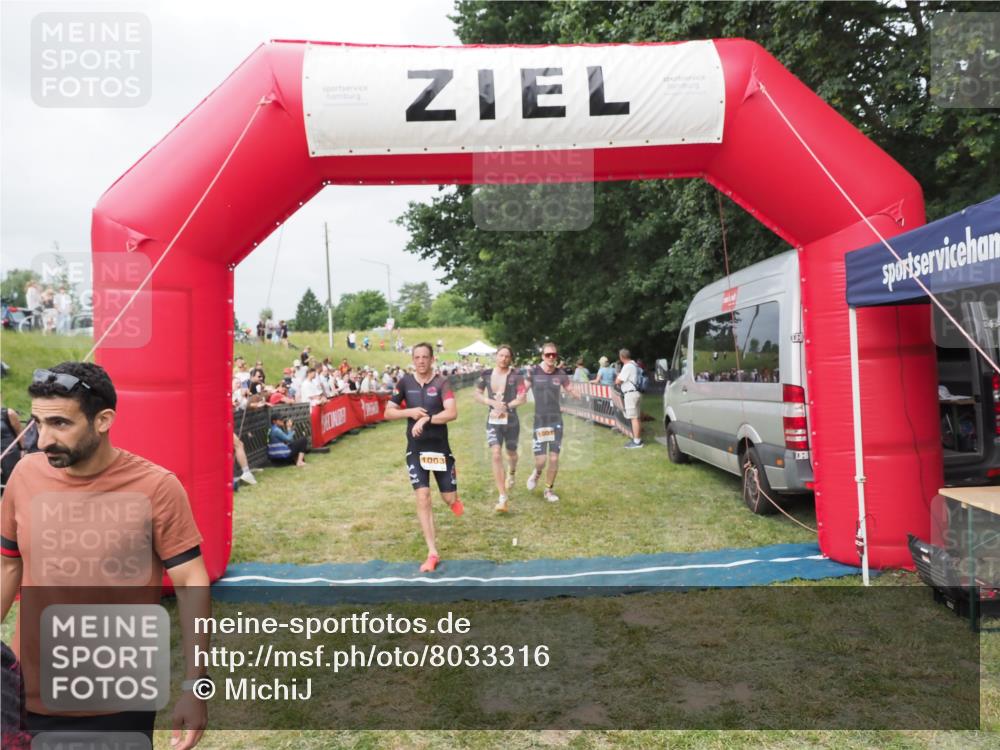 21.06.2025 - 27. Vierlanden-Triathlon MichiJ http://msf.ph/oto/8033316 15.06.2026 12:54:33 Ziel 757, 999, 1000, 1001, 1003 meine-sportfotos.de