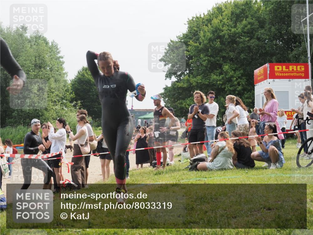 15.06.2025 - 27. Vierlanden-Triathlon KatJ http://msf.ph/oto/8033319 15.06.2025 11:15:45 Schwimmen 881, 919, 927, 946, 960 meine-sportfotos.de