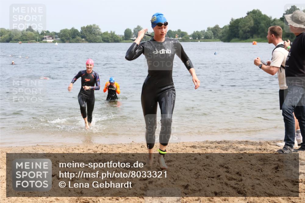 15.06.2025 - 27. Vierlanden-Triathlon Lena Gebhardt http://msf.ph/oto/8033321 15.06.2025 11:17:12 Schwimmen 911, 944, 945, 979 meine-sportfotos.de