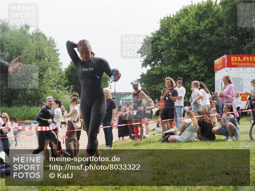 15.06.2025 - 27. Vierlanden-Triathlon KatJ http://msf.ph/oto/8033322 15.06.2025 11:15:46 Schwimmen 881, 919, 927, 946, 960 meine-sportfotos.de