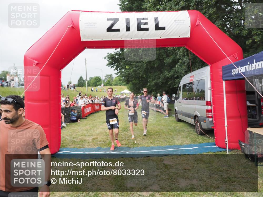 21.06.2025 - 27. Vierlanden-Triathlon MichiJ http://msf.ph/oto/8033323 15.06.2026 12:54:33 Ziel 757, 999, 1000, 1001, 1003 meine-sportfotos.de