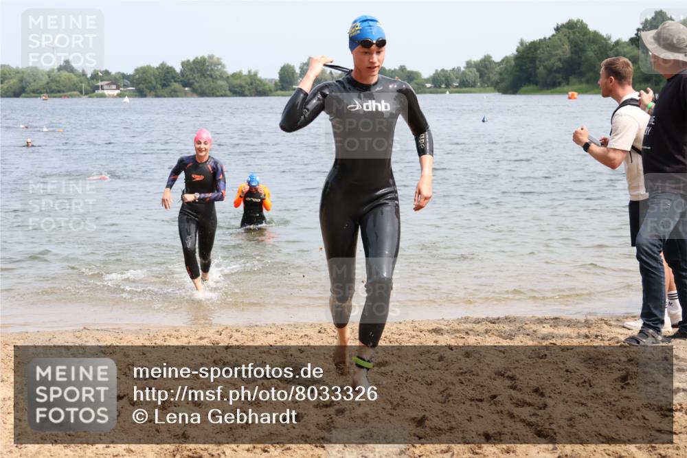 15.06.2025 - 27. Vierlanden-Triathlon Lena Gebhardt http://msf.ph/oto/8033326 15.06.2025 11:17:12 Schwimmen 911, 944, 945, 979 meine-sportfotos.de