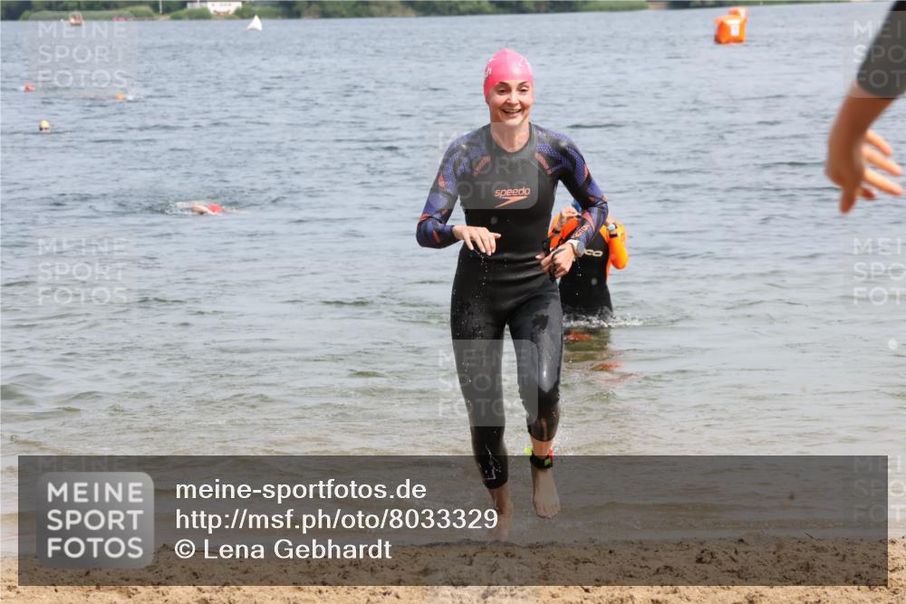 15.06.2025 - 27. Vierlanden-Triathlon Lena Gebhardt http://msf.ph/oto/8033329 15.06.2025 11:17:13 Schwimmen 911, 944, 945, 979 meine-sportfotos.de