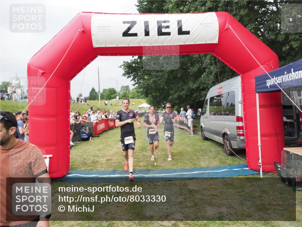 21.06.2025 - 27. Vierlanden-Triathlon MichiJ http://msf.ph/oto/8033330 15.06.2026 12:54:33 Ziel 757, 999, 1000, 1001, 1003 meine-sportfotos.de