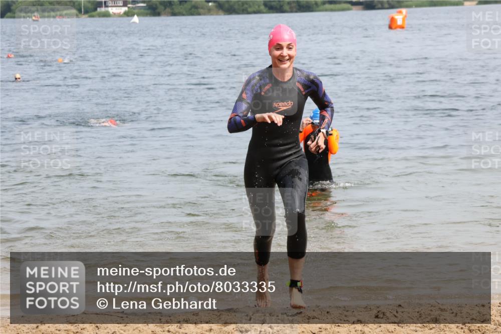 15.06.2025 - 27. Vierlanden-Triathlon Lena Gebhardt http://msf.ph/oto/8033335 15.06.2025 11:17:13 Schwimmen 911, 944, 945, 979 meine-sportfotos.de