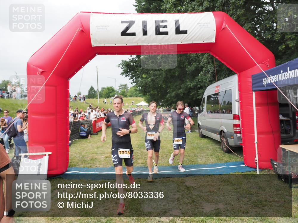 21.06.2025 - 27. Vierlanden-Triathlon MichiJ http://msf.ph/oto/8033336 15.06.2026 12:54:34 Ziel 999, 1000, 1001, 1003 meine-sportfotos.de