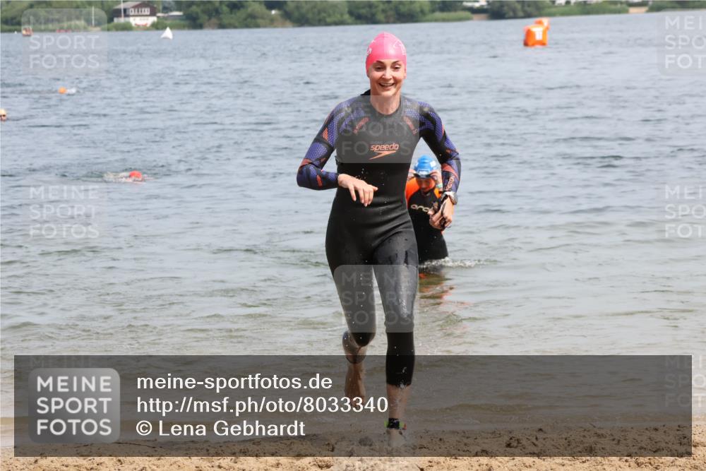 15.06.2025 - 27. Vierlanden-Triathlon Lena Gebhardt http://msf.ph/oto/8033340 15.06.2025 11:17:13 Schwimmen 911, 944, 945, 979 meine-sportfotos.de