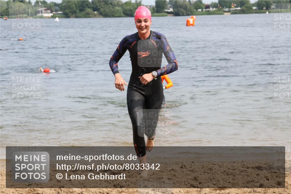15.06.2025 - 27. Vierlanden-Triathlon Lena Gebhardt http://msf.ph/oto/8033342 15.06.2025 11:17:13 Schwimmen 911, 944, 945, 979 meine-sportfotos.de