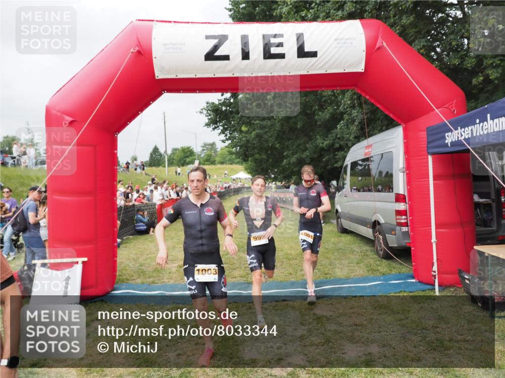 21.06.2025 - 27. Vierlanden-Triathlon MichiJ http://msf.ph/oto/8033344 15.06.2026 12:54:34 Ziel 999, 1000, 1001, 1003 meine-sportfotos.de