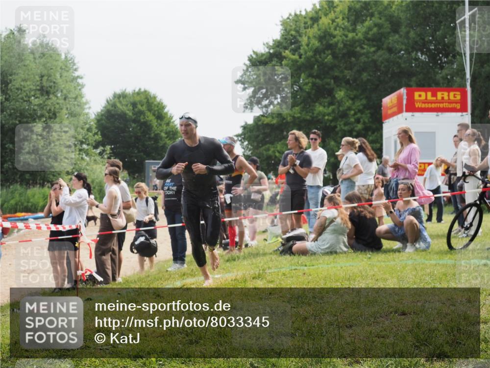 15.06.2025 - 27. Vierlanden-Triathlon KatJ http://msf.ph/oto/8033345 15.06.2025 11:15:47 Schwimmen 881, 919, 927, 946, 960 meine-sportfotos.de