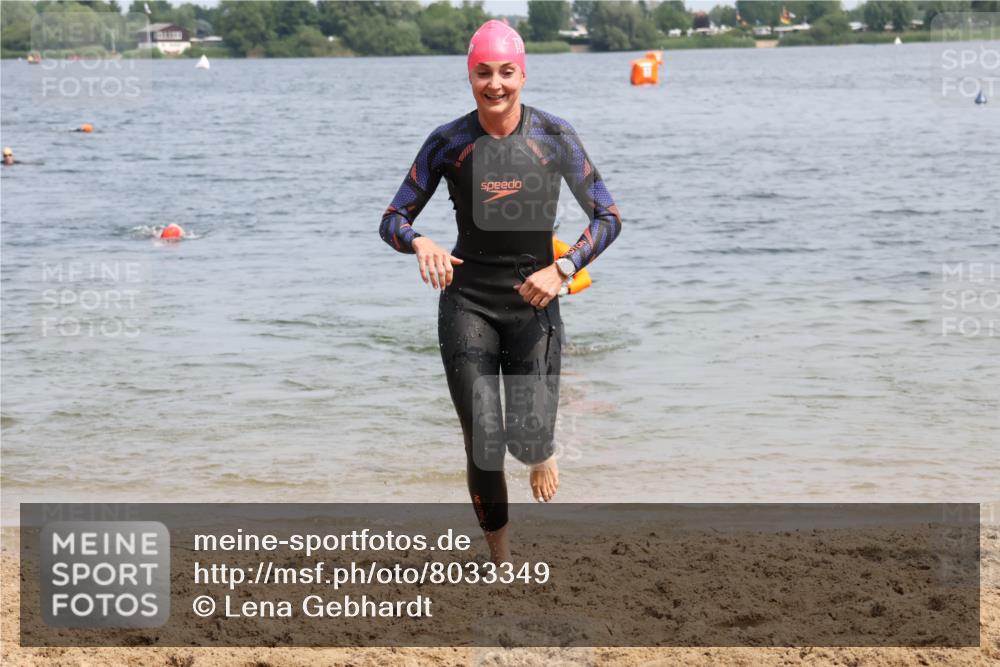 15.06.2025 - 27. Vierlanden-Triathlon Lena Gebhardt http://msf.ph/oto/8033349 15.06.2025 11:17:13 Schwimmen 911, 944, 945, 979 meine-sportfotos.de